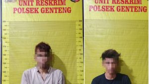 Foto: Kapolsek Genteng menunjukkan dua tersangka curanmor beserta barang bukti alat pembobol kunci sepeda motor hasil pengungkapan kasus di Surabaya.
