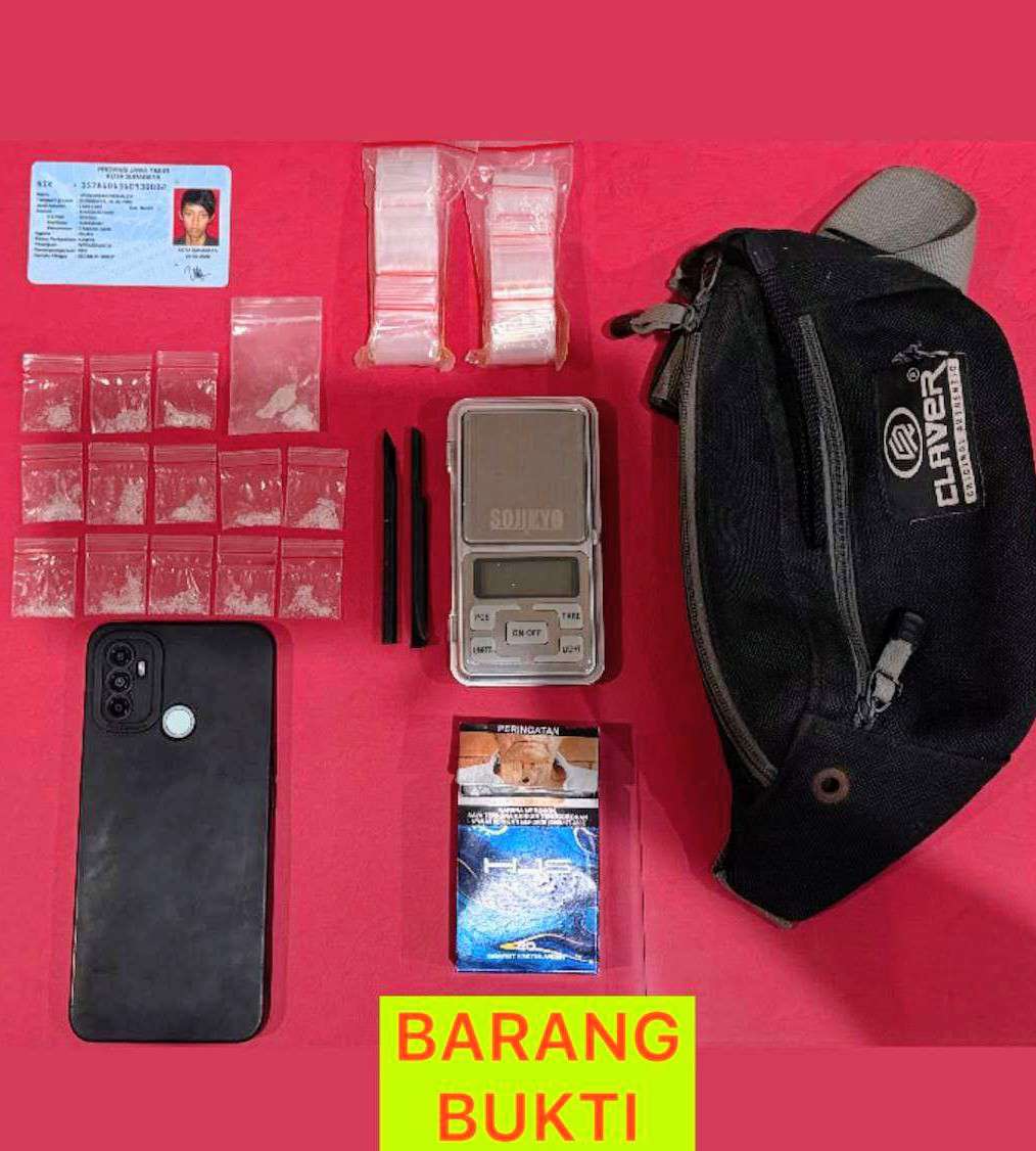 Foto: Petugas Satresnarkoba Polrestabes Surabaya menunjukkan barang bukti 14 poket sabu hasil penangkapan residivis pengedar narkoba di Surabaya.
