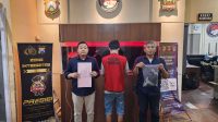 Foto: Petugas Satresnarkoba Polrestabes Surabaya menunjukkan barang bukti 14 poket sabu hasil penangkapan residivis pengedar narkoba di Surabaya.