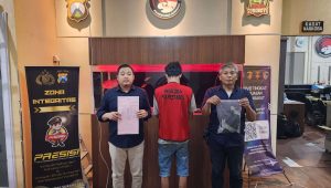 Foto: Petugas Satresnarkoba Polrestabes Surabaya menunjukkan barang bukti 14 poket sabu hasil penangkapan residivis pengedar narkoba di Surabaya.