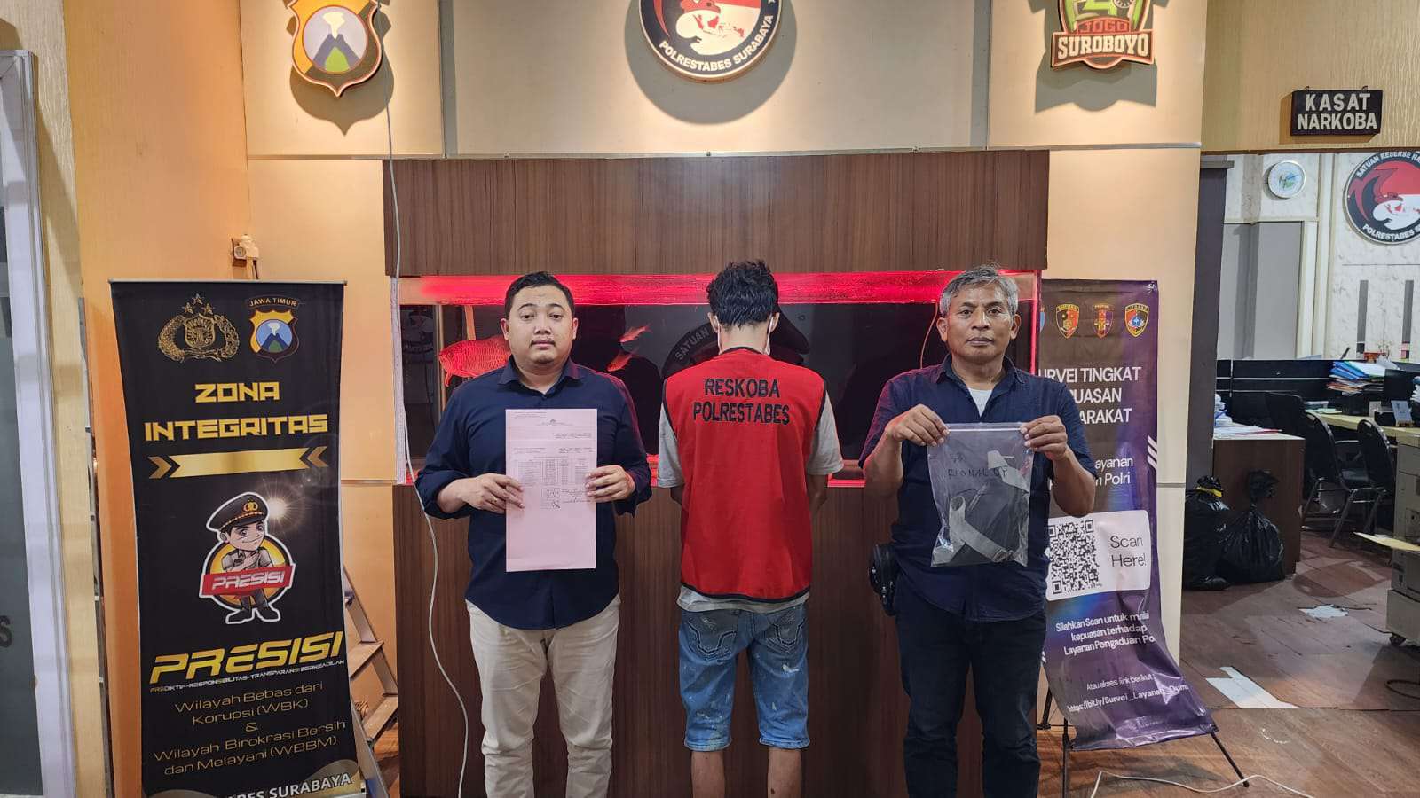 Foto: Petugas Satresnarkoba Polrestabes Surabaya menunjukkan barang bukti 14 poket sabu hasil penangkapan residivis pengedar narkoba di Surabaya.