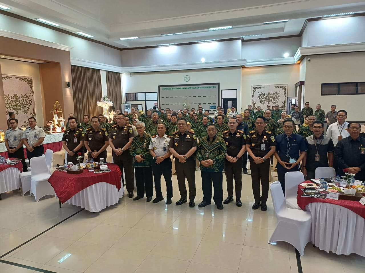 Foto: Ketua Pengadilan Tinggi Surabaya Sujatmiko menjelaskan penerapan persidangan elektronik perkara pidana sebagai implementasi KUHAP baru yang mulai berlaku 1 Agustus 2026.