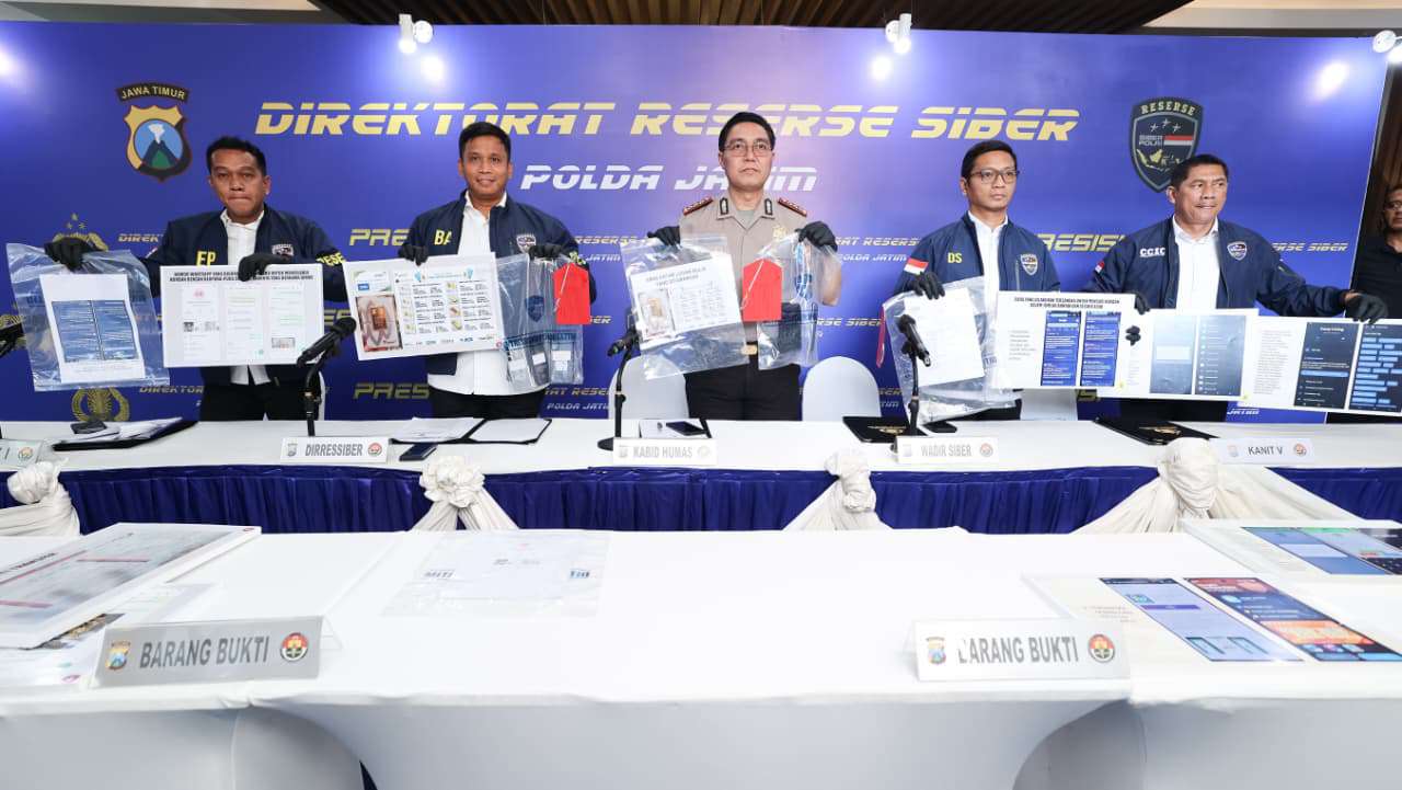 Foto: Konferensi pers Ditressiber Polda Jatim mengungkap sindikat penipuan online bermodus penjualan emas murah dengan lima tersangka, empat di antaranya warga binaan lapas.