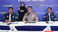 Foto: Konferensi pers Ditressiber Polda Jatim mengungkap sindikat penipuan online bermodus penjualan emas murah dengan lima tersangka, empat di antaranya warga binaan lapas. Foto: Konferensi pers Ditressiber Polda Jatim mengungkap sindikat penipuan online bermodus penjualan emas murah dengan lima tersangka, empat di antaranya warga binaan lapas.