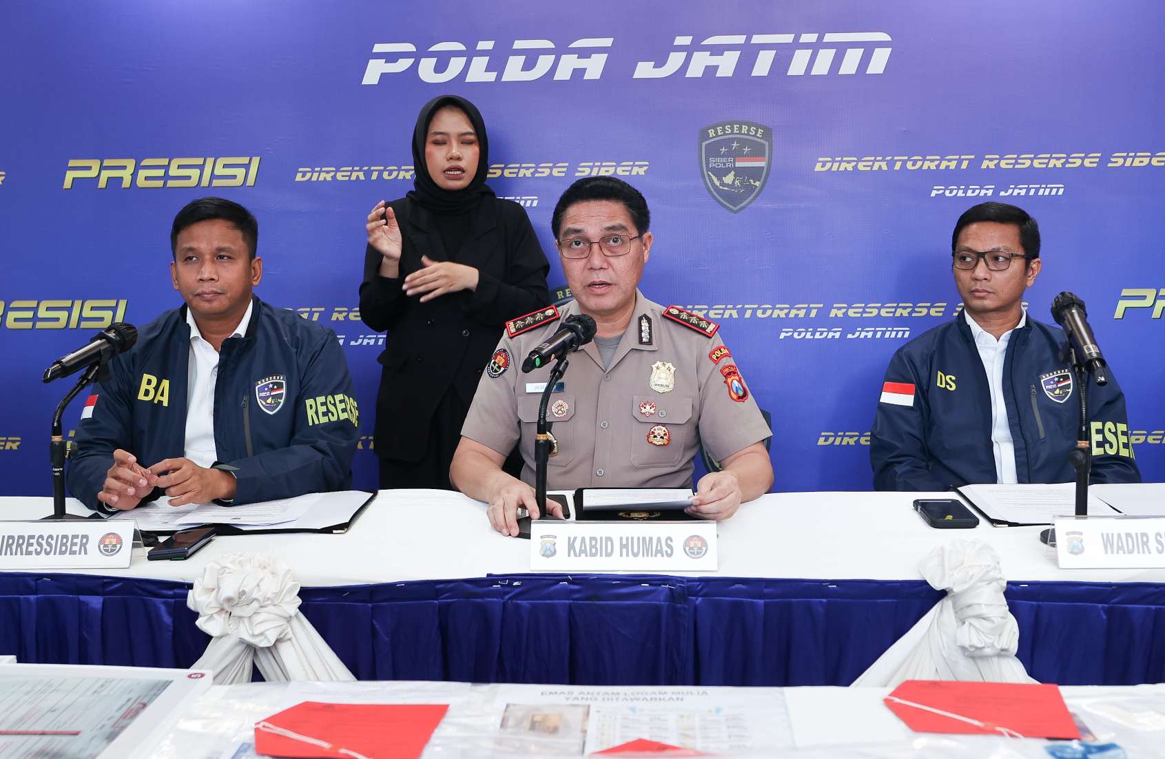 Foto: Konferensi pers Ditressiber Polda Jatim mengungkap sindikat penipuan online bermodus penjualan emas murah dengan lima tersangka, empat di antaranya warga binaan lapas.