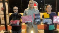 Foto: Kasat Narkoba Polres Pelabuhan Tanjung Perak, AKP Adik Agus Putrawan, S.H., M.H., menunjukkan barang bukti sabu dan pil ekstasi hasil pengungkapan tiga jaringan peredaran narkotika di Surabaya selama Juli 2026.