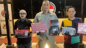Foto: Kasat Narkoba Polres Pelabuhan Tanjung Perak, AKP Adik Agus Putrawan, S.H., M.H., menunjukkan barang bukti sabu dan pil ekstasi hasil pengungkapan tiga jaringan peredaran narkotika di Surabaya selama Juli 2026.