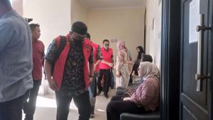 Foto: Suasana sidang perkara dugaan korupsi proyek pengerukan alur pelayaran PT Pelindo Regional 3 di Pengadilan Tipikor Surabaya yang diskors karena berkas tuntutan belum selesai dicetak.