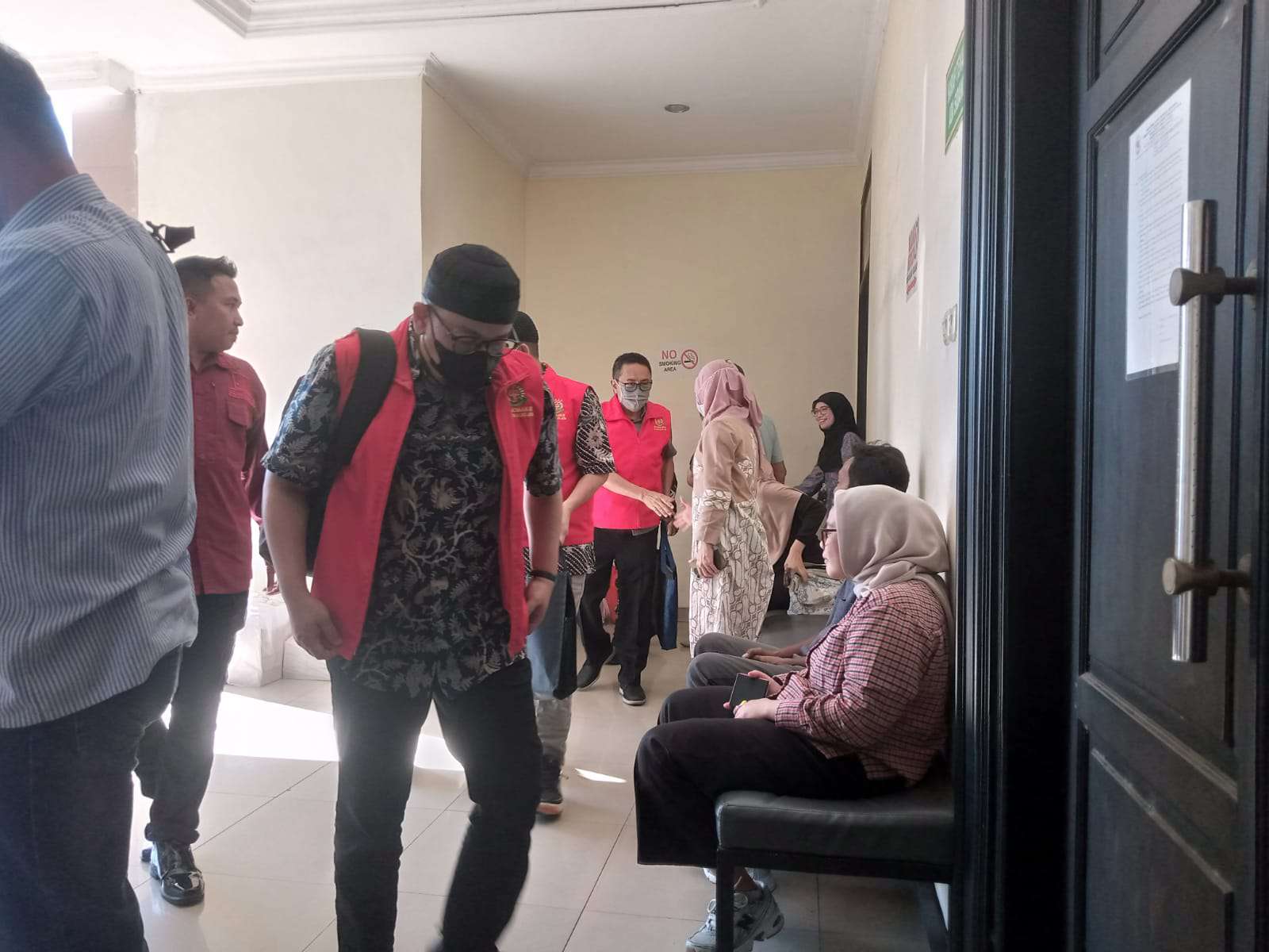 Foto: Suasana sidang perkara dugaan korupsi proyek pengerukan alur pelayaran PT Pelindo Regional 3 di Pengadilan Tipikor Surabaya yang diskors karena berkas tuntutan belum selesai dicetak.