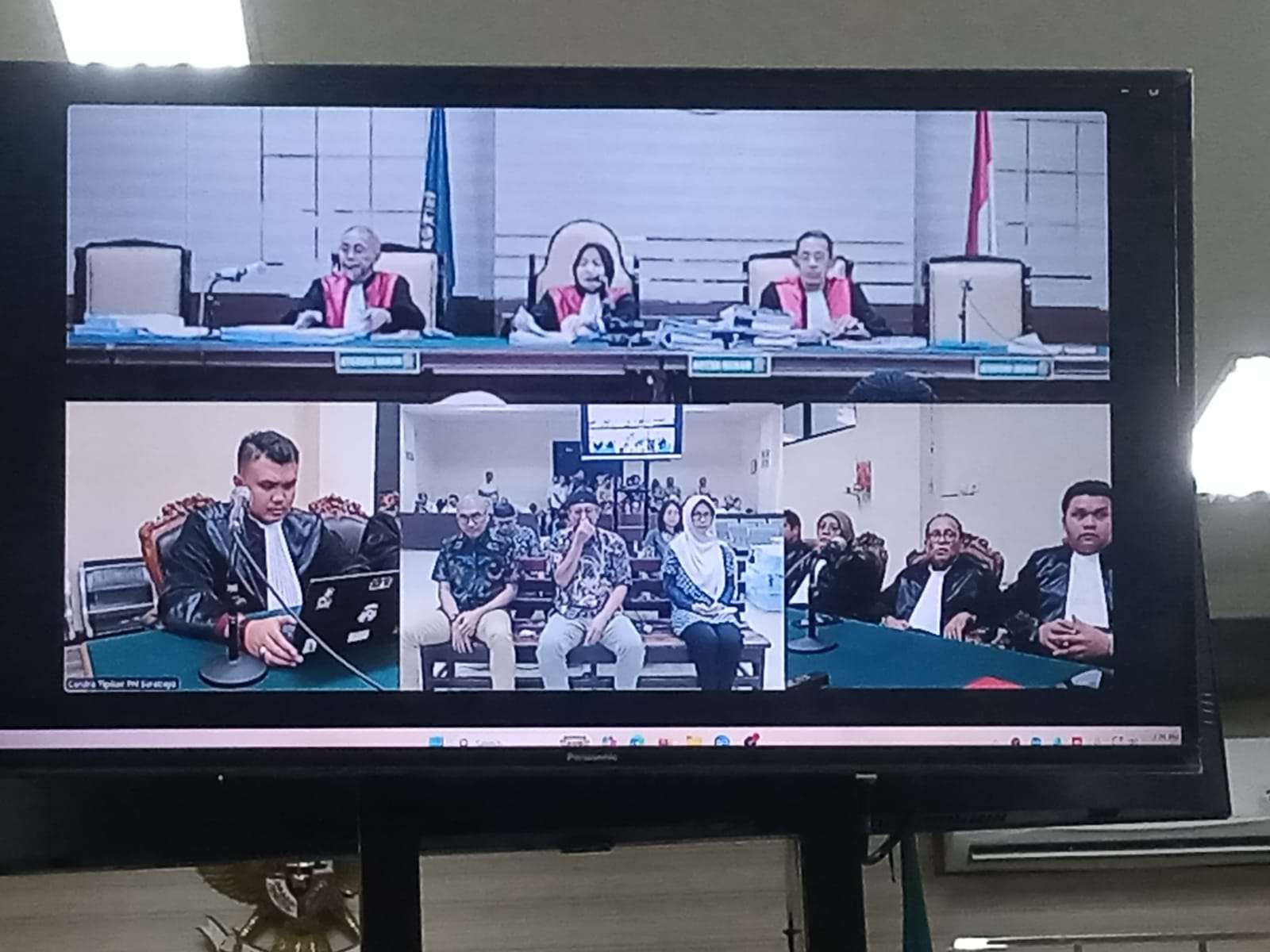 Foto: Suasana sidang perkara dugaan korupsi proyek pengerukan alur pelayaran PT Pelindo Regional 3 di Pengadilan Tipikor Surabaya yang diskors karena berkas tuntutan belum selesai dicetak.