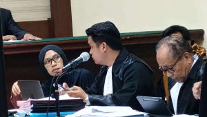 Foto: Sidang pembacaan tuntutan kasus dugaan korupsi proyek Pelindo Regional 3 dan PT APBS di Pengadilan Tipikor Surabaya yang menyoroti tuntutan dua tahun penjara terhadap salah satu terdakwa.
