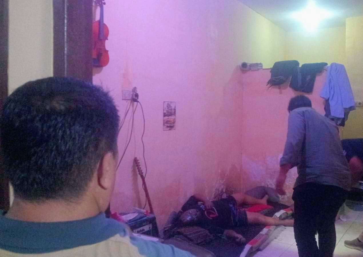 Foto: Petugas gabungan melakukan evakuasi jenazah seorang pria yang ditemukan meninggal di rumahnya di Jalan Sidotopo Kidul, Kecamatan Semampir, Surabaya.