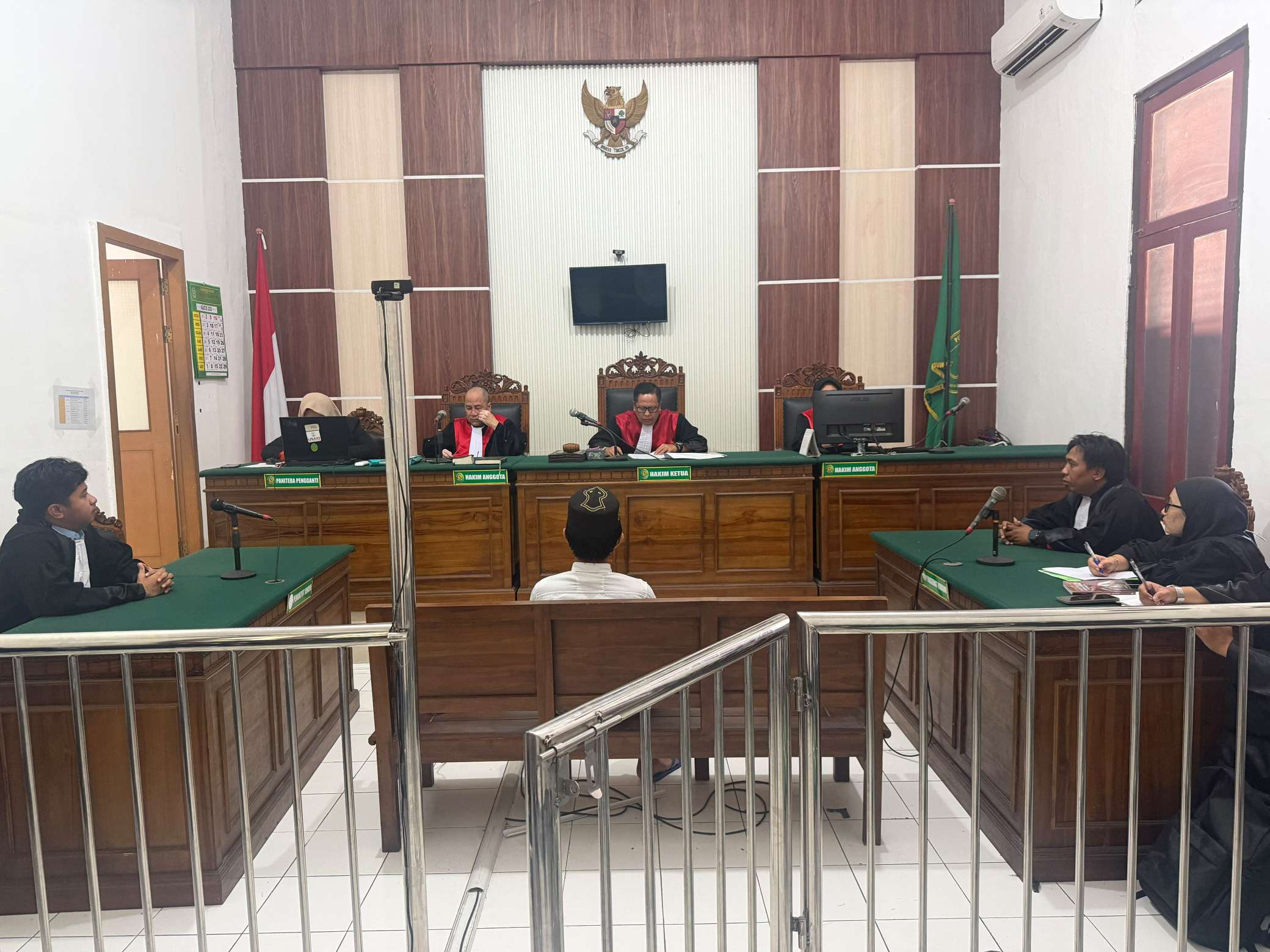 Foto: Majelis Hakim Pengadilan Negeri Surabaya membacakan vonis terhadap terdakwa Firrizki Rahmatullah dalam perkara penipuan penyelenggaraan Jatim Half Marathon 2026.