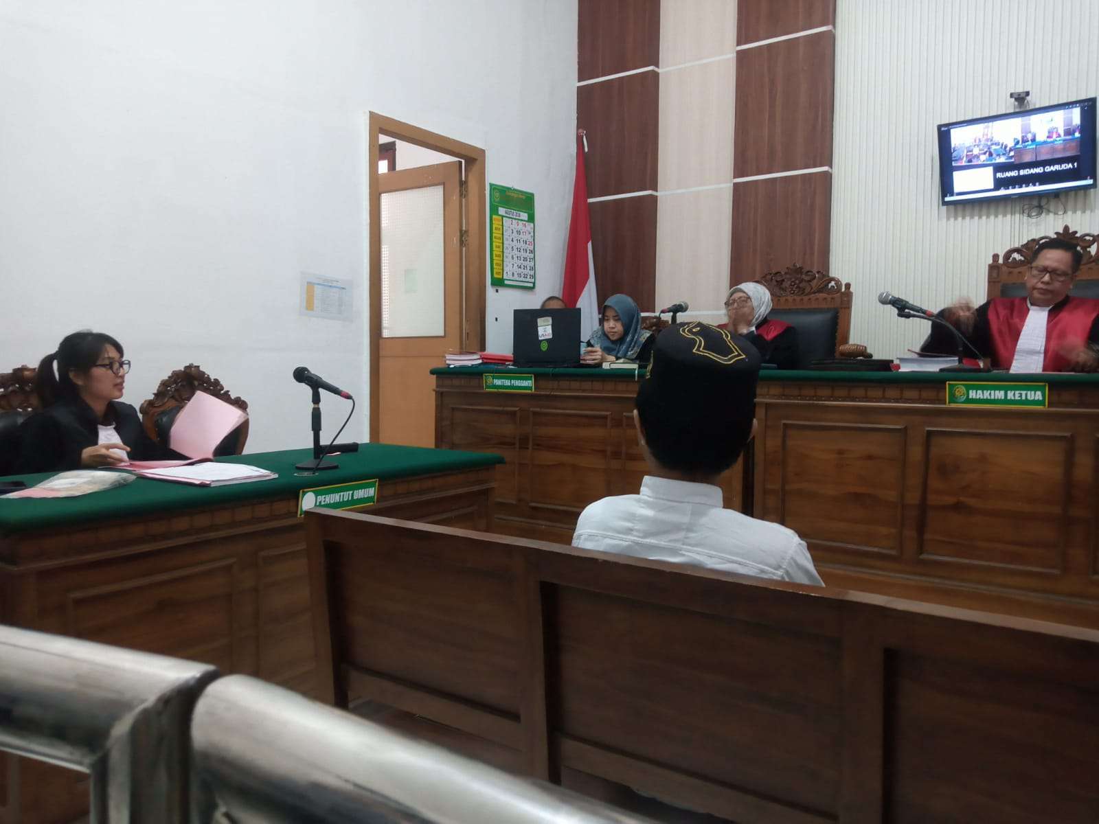 Foto: Majelis Hakim Pengadilan Negeri Surabaya membacakan vonis terhadap terdakwa Firrizki Rahmatullah dalam perkara penipuan penyelenggaraan Jatim Half Marathon 2026.