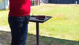 Foto: Kasat Resnarkoba Polres Pelabuhan Tanjung Perak AKP Adik Agus Putrawan saat menjalani latihan olahraga menembak di Lapangan Tembak Polda Jawa Timur, Sabtu (8/8/2026).