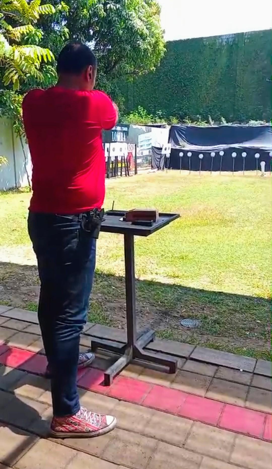 Foto: Kasat Resnarkoba Polres Pelabuhan Tanjung Perak AKP Adik Agus Putrawan saat menjalani latihan olahraga menembak di Lapangan Tembak Polda Jawa Timur, Sabtu (8/8/2026).