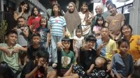 Foto: Warga dan anak-anak Kupang Panjaan RT 02 RW 04 Kelurahan Dr. Soetomo Surabaya mengikuti lomba menyambut HUT ke-81 Kemerdekaan RI
