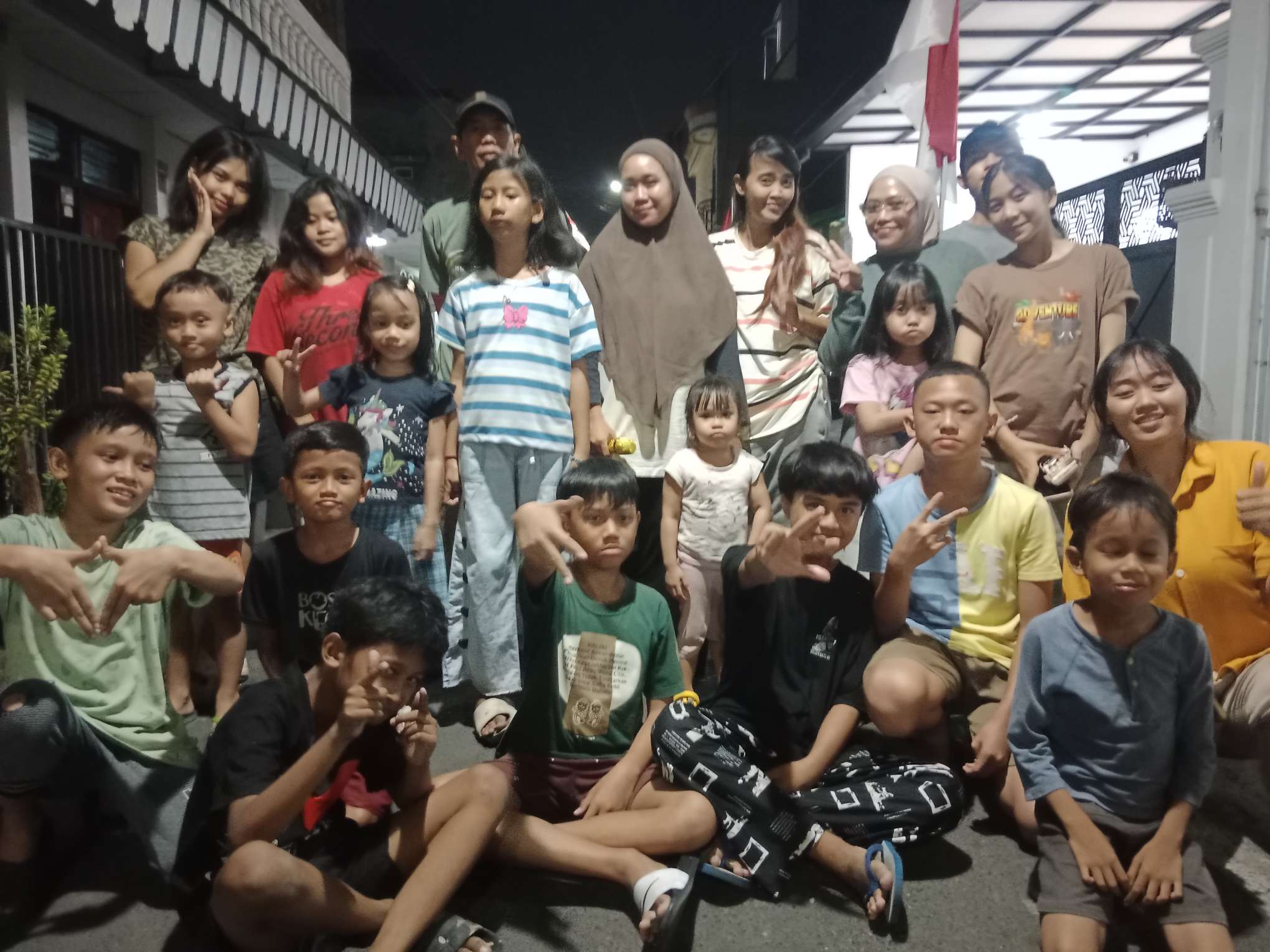 Foto: Warga dan anak-anak Kupang Panjaan RT 02 RW 04 Kelurahan Dr. Soetomo Surabaya mengikuti lomba menyambut HUT ke-81 Kemerdekaan RI