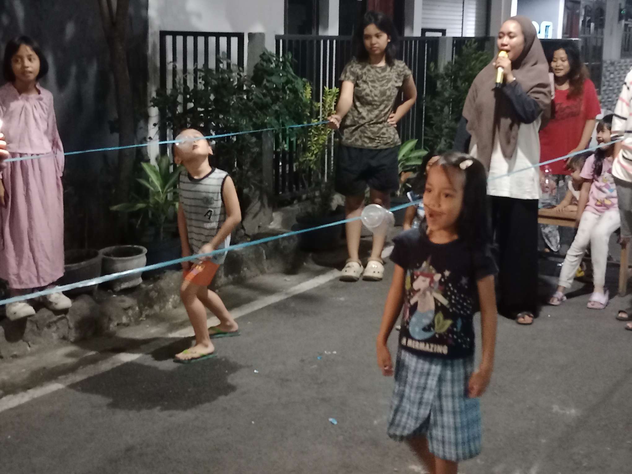 Foto: Warga dan anak-anak Kupang Panjaan RT 02 RW 04 Kelurahan Dr. Soetomo Surabaya mengikuti lomba menyambut HUT ke-81 Kemerdekaan RI