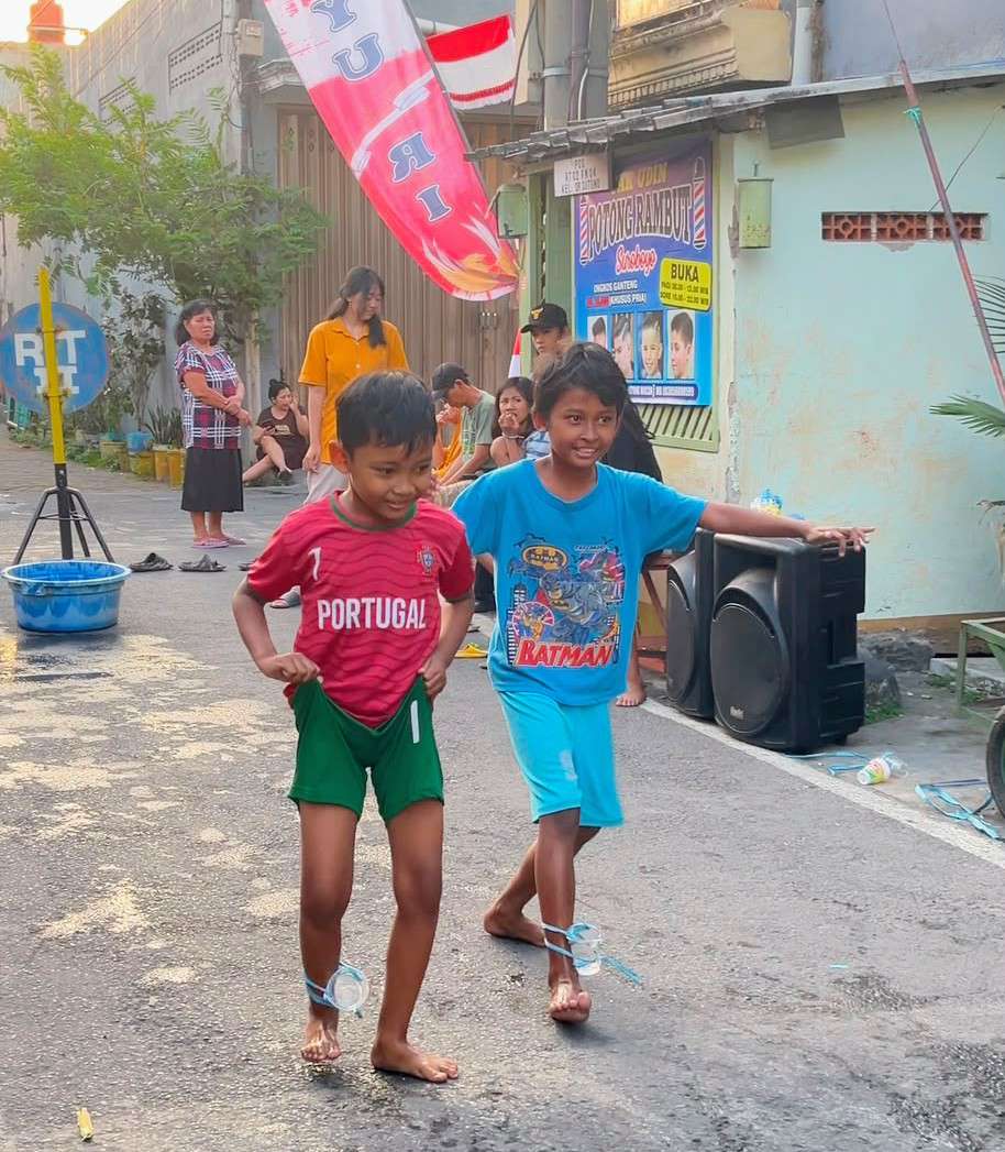 Foto: Warga dan anak-anak Kupang Panjaan RT 02 RW 04 Kelurahan Dr. Soetomo Surabaya mengikuti lomba menyambut HUT ke-81 Kemerdekaan RI