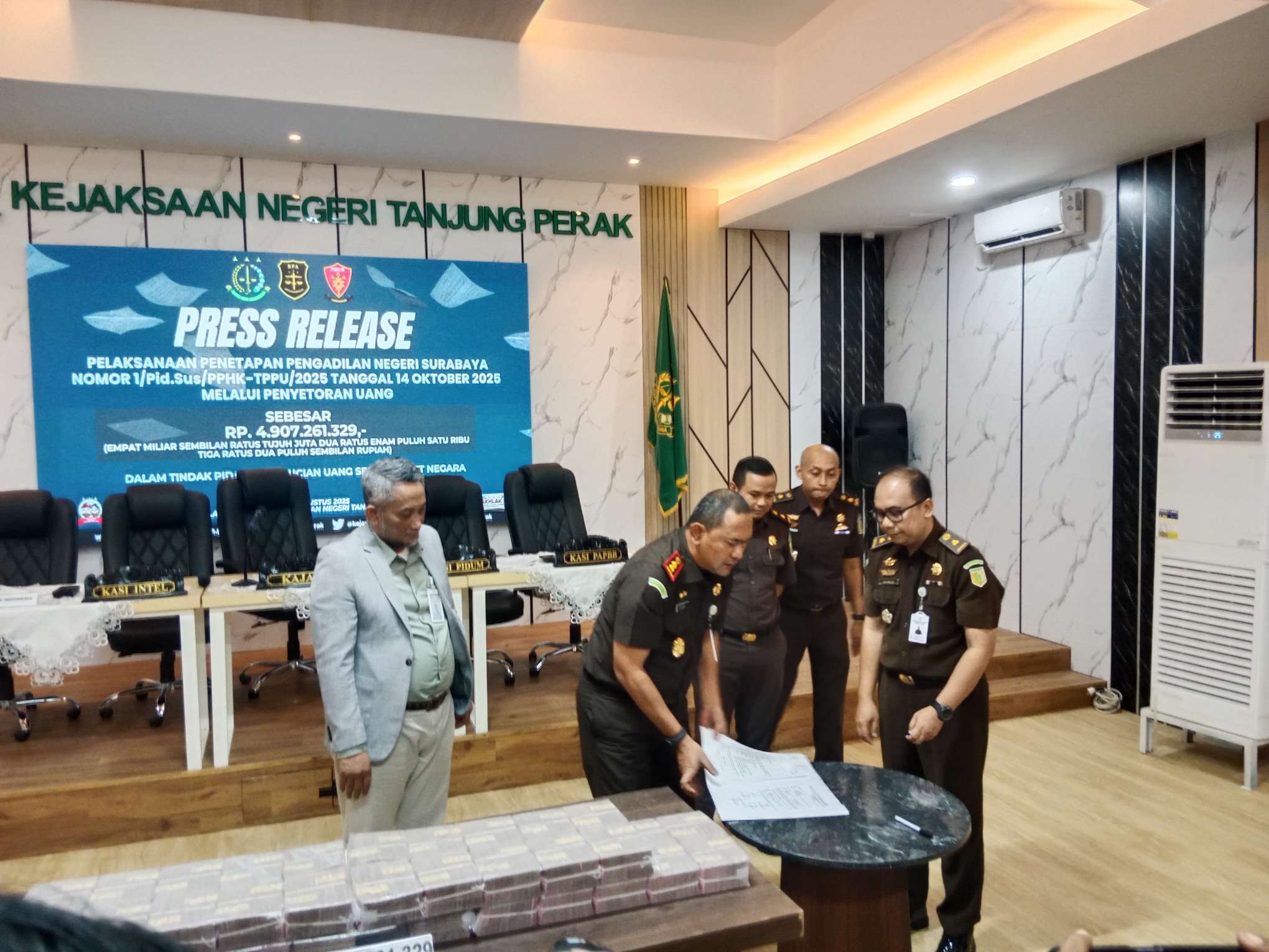 Foto: Kejari Tanjung Perak menyetorkan Rp4,9 miliar hasil TPPU judi online ke kas negara