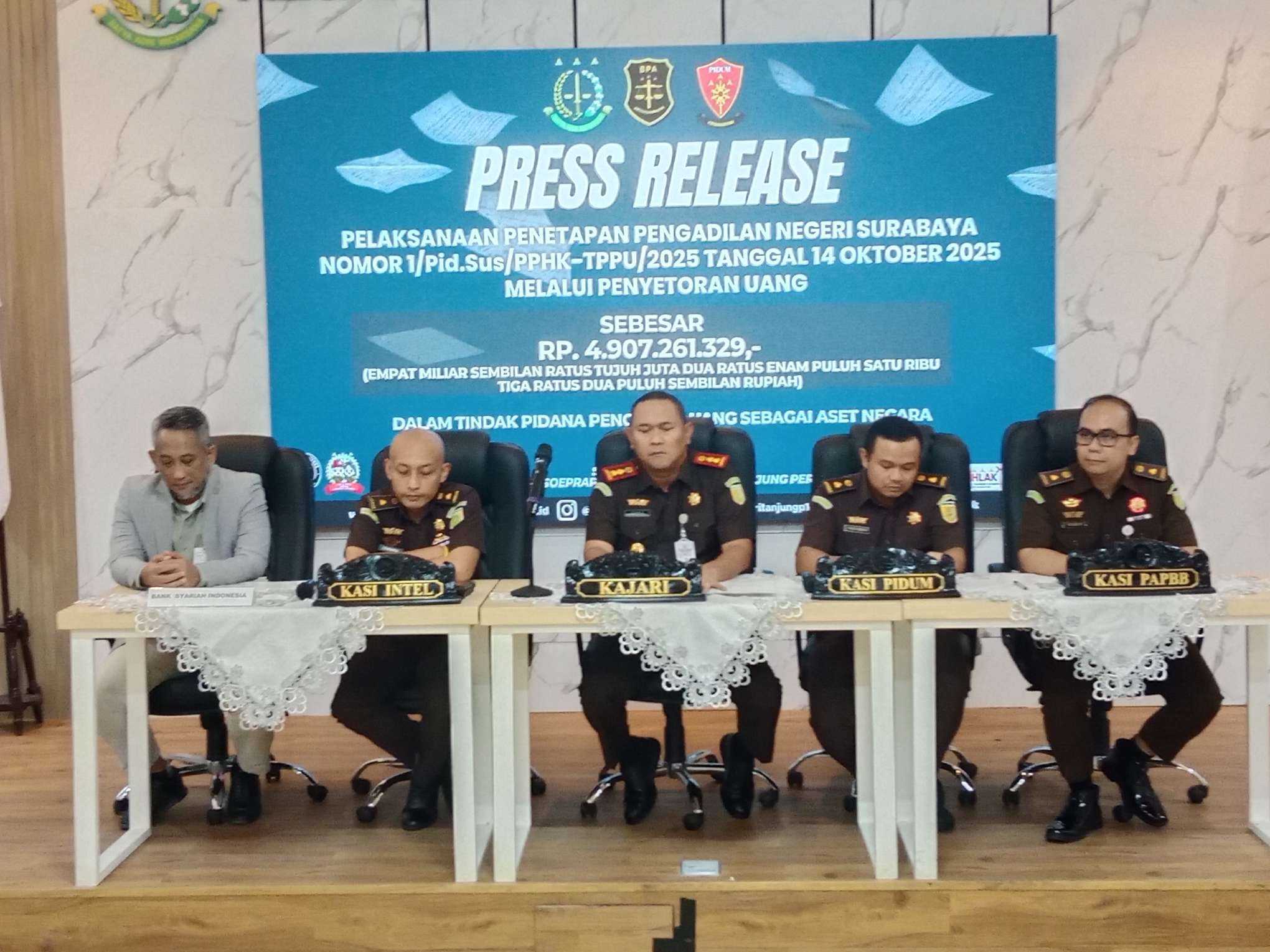 Foto: Kejari Tanjung Perak menyetorkan Rp4,9 miliar hasil TPPU judi online ke kas negara