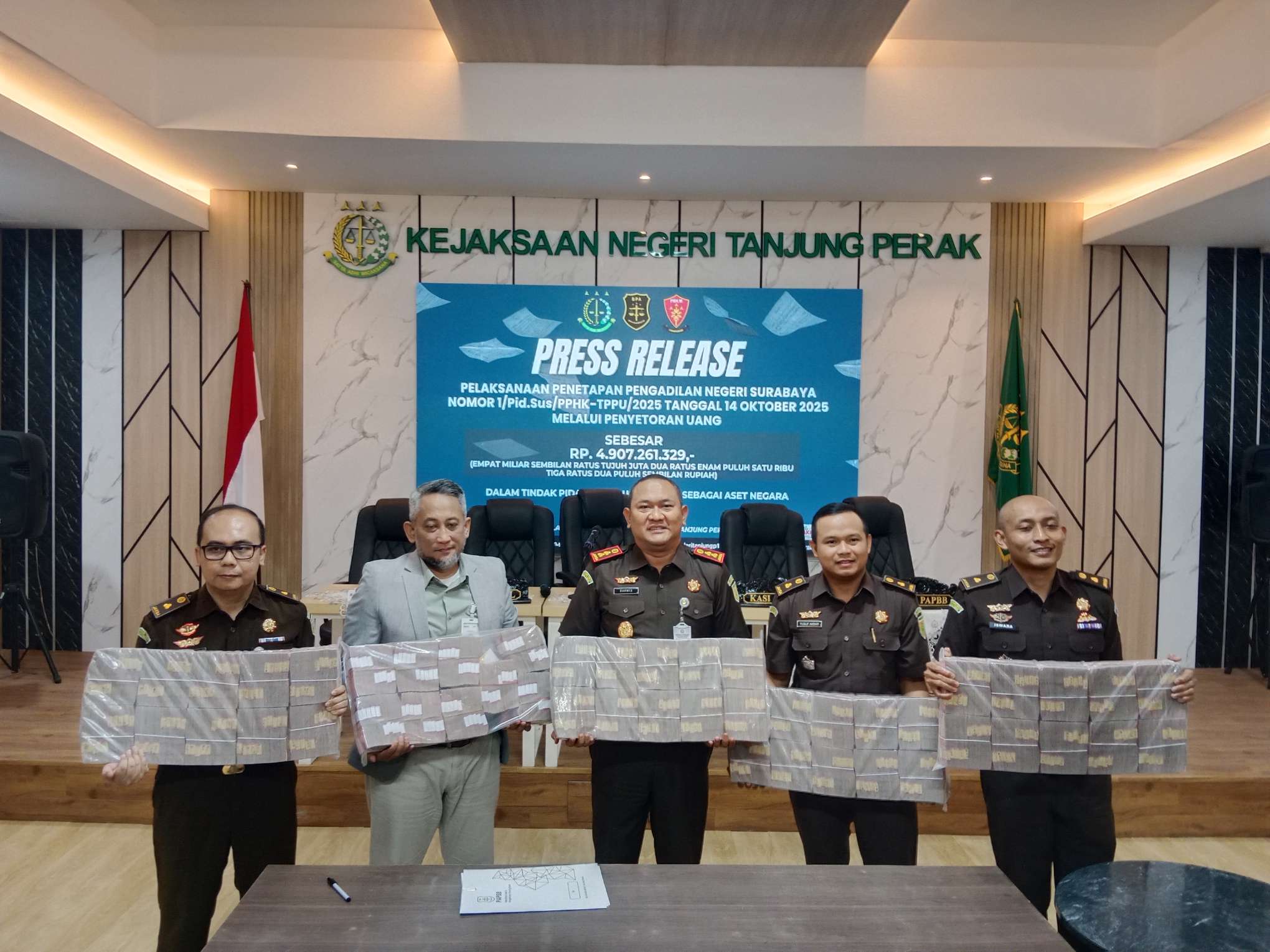 Foto: Kejari Tanjung Perak menyetorkan Rp4,9 miliar hasil TPPU judi online ke kas negara