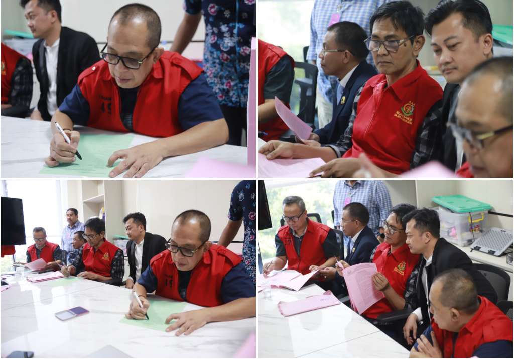 Foto: Tiga tersangka dugaan pungli Dinas ESDM Jawa Timur saat pelaksanaan Tahap II di Kejari Surabaya