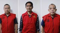 Foto: Tiga tersangka dugaan pungli Dinas ESDM Jawa Timur saat pelaksanaan Tahap II di Kejari Surabaya Foto: Tiga tersangka dugaan pungli Dinas ESDM Jawa Timur saat pelaksanaan Tahap II di Kejari Surabaya