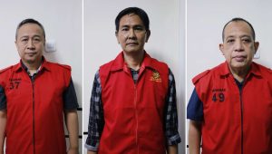 Foto: Tiga tersangka dugaan pungli Dinas ESDM Jawa Timur saat pelaksanaan Tahap II di Kejari Surabaya