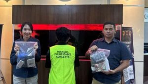 Foto: Satresnarkoba Polrestabes Surabaya mengamankan barang bukti tembakau sintetis, ganja dan sabu dari tersangka BS