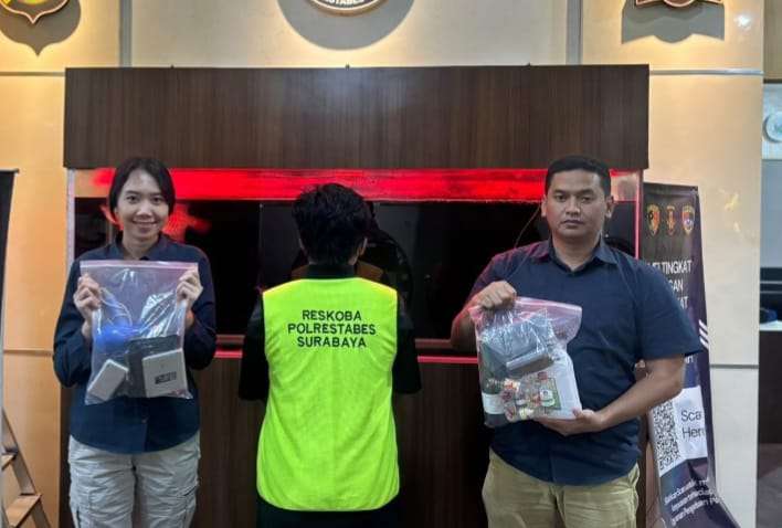 Foto: Satresnarkoba Polrestabes Surabaya mengamankan barang bukti tembakau sintetis, ganja dan sabu dari tersangka BS