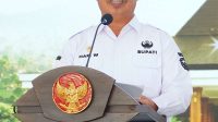 Foto: Bupati Madiun Hari Wuryanto saat memberikan penghargaan Anugerah Pajak Daerah Kabupaten Madiun 2026 di Pendopo Ronggo Djumeno Caruban Foto: Bupati Madiun Hari Wuryanto saat memberikan penghargaan Anugerah Pajak Daerah Kabupaten Madiun 2026 di Pendopo Ronggo Djumeno Caruban