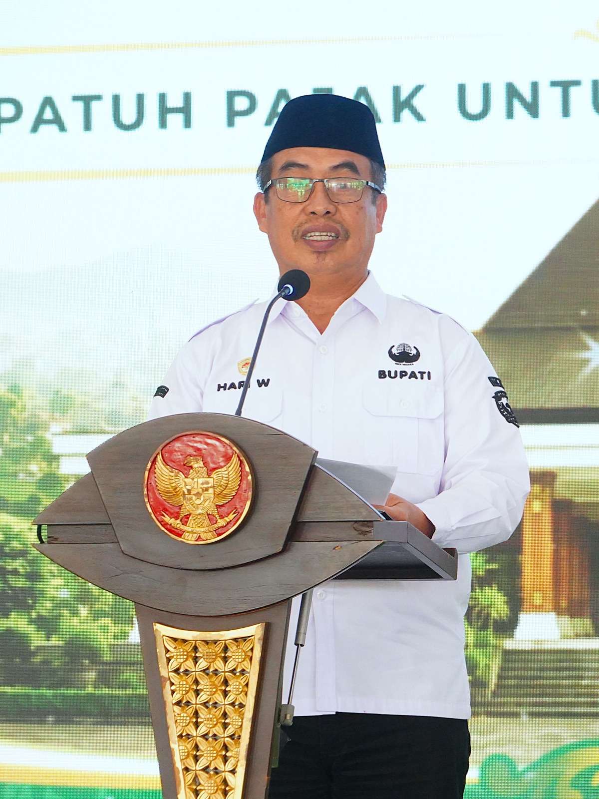 Foto: Bupati Madiun Hari Wuryanto saat memberikan penghargaan Anugerah Pajak Daerah Kabupaten Madiun 2026 di Pendopo Ronggo Djumeno Caruban