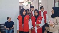 Foto: Sidang perdana Kartika Apriliyanti dan Riska Risnawati di Pengadilan Negeri Surabaya terkait dakwaan layanan seksual melalui aplikasi MiChat Foto: Sidang perdana Kartika Apriliyanti dan Riska Risnawati di Pengadilan Negeri Surabaya terkait dakwaan layanan seksual melalui aplikasi MiChat