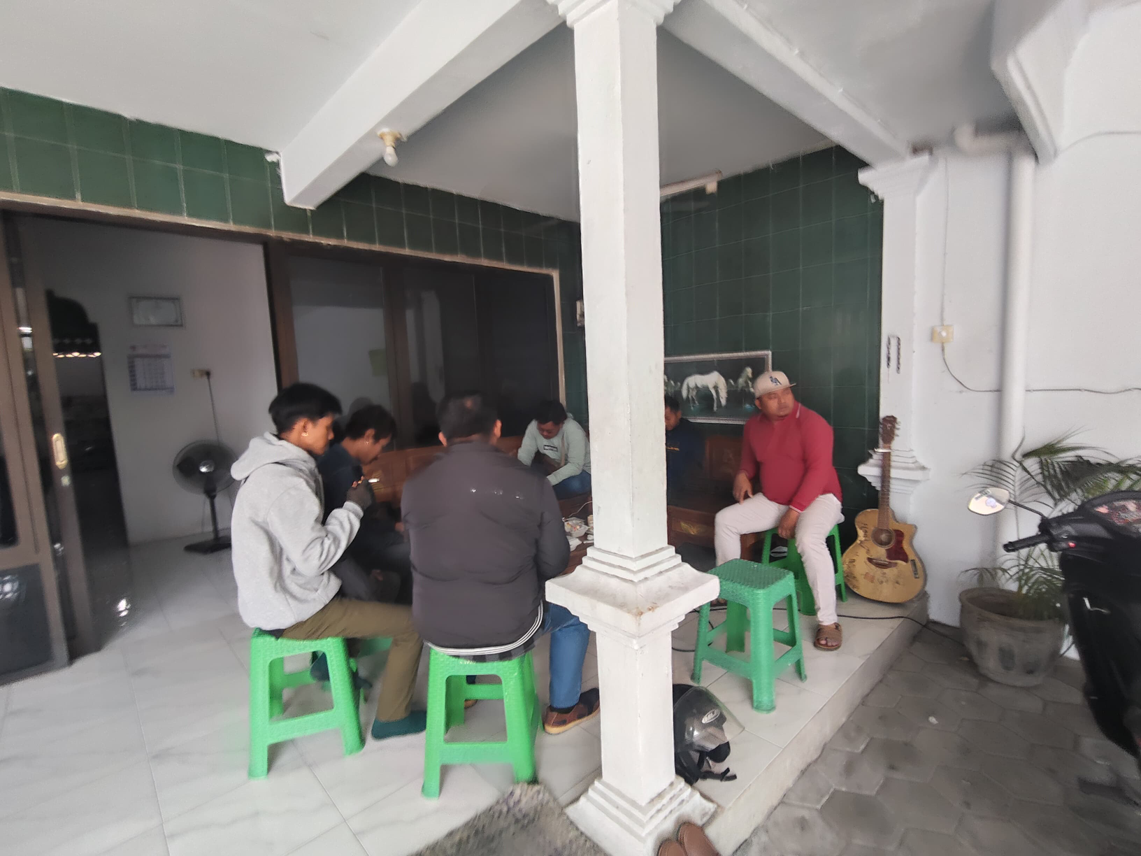 Foto: Kantor KSP Wahana Mulya Abadi di Jalan Gajahsuro Desa Tiron Kabupaten Madiun terpantau sepi setelah menghentikan aktivitas operasional.
