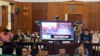Foto: Enam terdakwa perkara dugaan korupsi proyek Pelindo dan APBS menjalani persidangan di Pengadilan Tipikor Surabaya