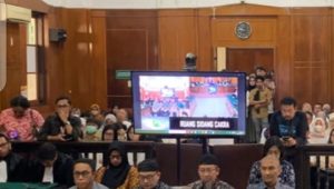Foto: Enam terdakwa perkara dugaan korupsi proyek Pelindo dan APBS menjalani persidangan di Pengadilan Tipikor Surabaya