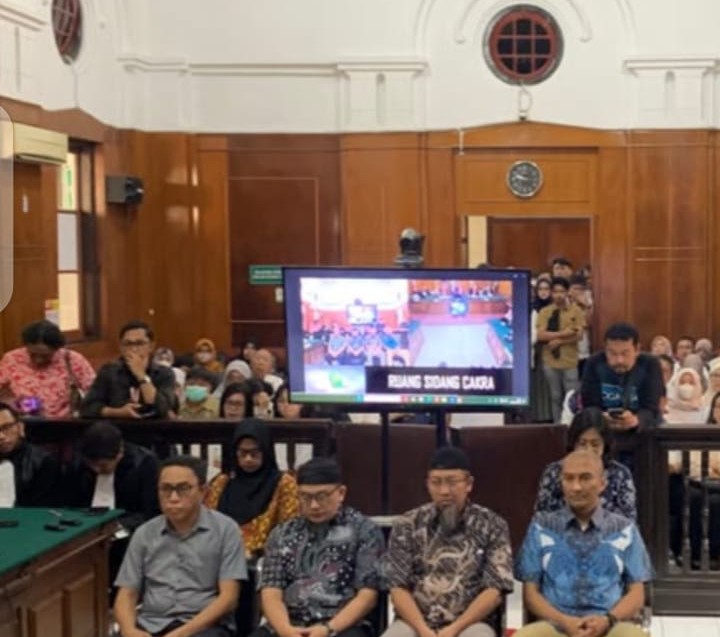 Foto: Enam terdakwa perkara dugaan korupsi proyek Pelindo dan APBS menjalani persidangan di Pengadilan Tipikor Surabaya