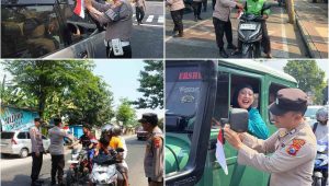 Foto: Polres Madiun Kota membagikan bendera Merah Putih kepada masyarakat menjelang HUT ke-81 Kemerdekaan RI.