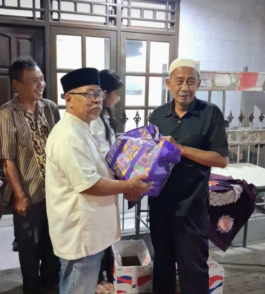 Foto: Warga Kupang Panjaan Surabaya mengikuti malam tirakatan HUT ke-81 Kemerdekaan RI dan pemberian simbolis kepada lansia