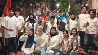 Foto: Warga Kupang Panjaan Surabaya mengikuti malam tirakatan HUT ke-81 Kemerdekaan RI dan pemberian simbolis kepada lansia