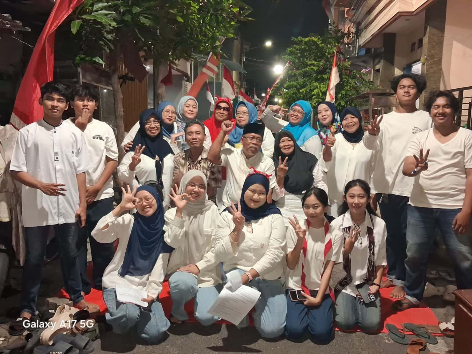 Foto: Warga Kupang Panjaan Surabaya mengikuti malam tirakatan HUT ke-81 Kemerdekaan RI dan pemberian simbolis kepada lansia