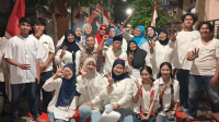 Foto: Warga Kupang Panjaan Surabaya mengikuti malam tirakatan HUT ke-81 Kemerdekaan RI dan pemberian simbolis kepada lansia Foto: Warga Kupang Panjaan Surabaya mengikuti malam tirakatan HUT ke-81 Kemerdekaan RI dan pemberian simbolis kepada lansia