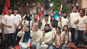 Foto: Warga Kupang Panjaan Surabaya mengikuti malam tirakatan HUT ke-81 Kemerdekaan RI dan pemberian simbolis kepada lansia