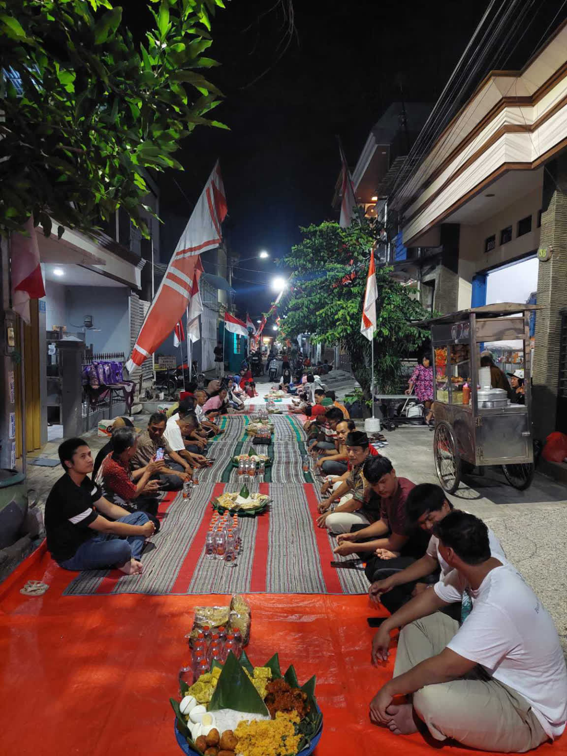 Foto: Warga Kupang Panjaan Surabaya mengikuti malam tirakatan HUT ke-81 Kemerdekaan RI dan pemberian simbolis kepada lansia