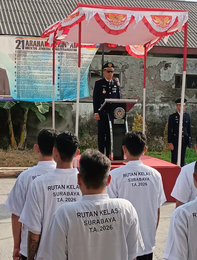 Foto: Kepala Rutan Kelas I Surabaya Tristiantoro Adi Wibowo saat memberikan keterangan terkait usulan remisi warga binaan HUT ke-81 Kemerdekaan RI 2026