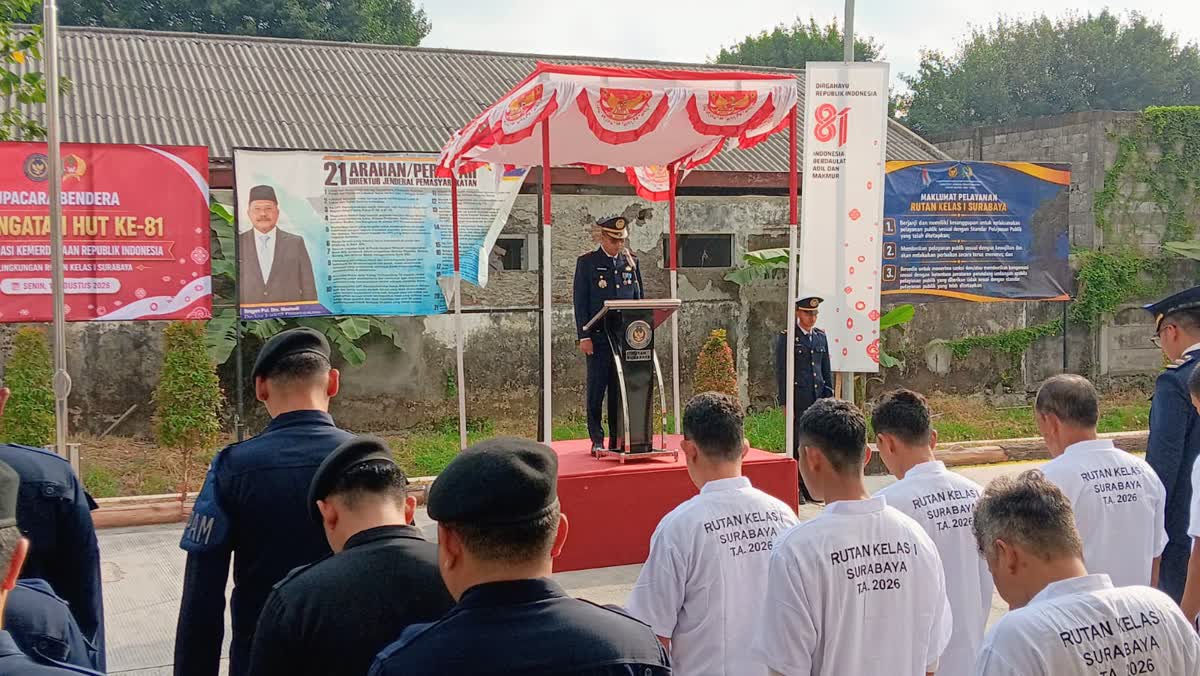 Foto: Kepala Rutan Kelas I Surabaya Tristiantoro Adi Wibowo saat memberikan keterangan terkait usulan remisi warga binaan HUT ke-81 Kemerdekaan RI 2026