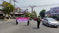Foto: Polres Madiun Kota mengajak pengendara berhenti sejenak mengikuti hening cipta saat detik-detik Proklamasi HUT ke-81 RI di Kota Madiun Foto: Polres Madiun Kota mengajak pengendara berhenti sejenak mengikuti hening cipta saat detik-detik Proklamasi HUT ke-81 RI di Kota Madiun
