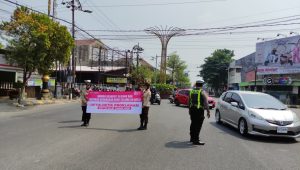 Foto: Polres Madiun Kota mengajak pengendara berhenti sejenak mengikuti hening cipta saat detik-detik Proklamasi HUT ke-81 RI di Kota Madiun